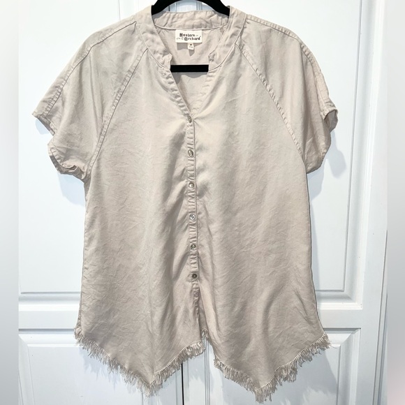 Hester and Orchard Fringed Asymmetrical Hem Light Beige Button-Down Shirt Sz Med - Picture 2 of 6